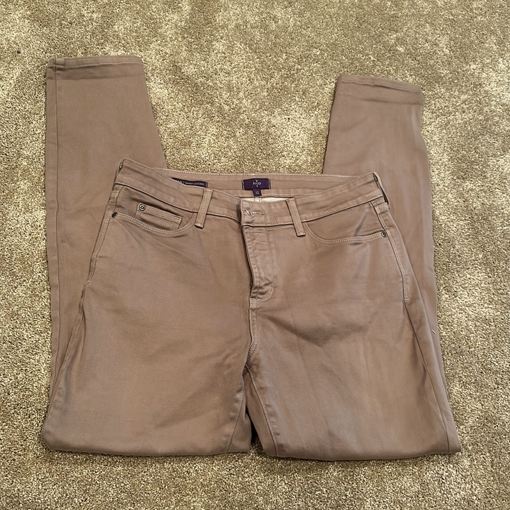 Brown skinny jeans.